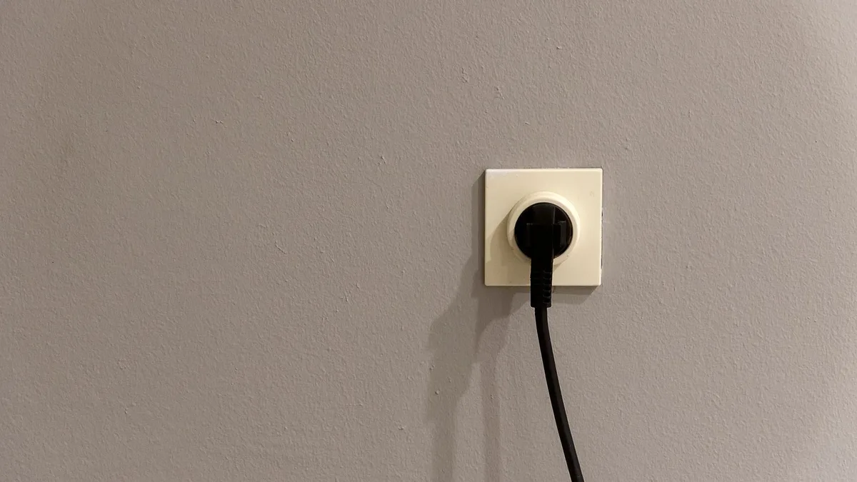 Wtyczka włożona do gniazdka elektrycznego na ścianie, pierwsza rzecz do sprawdzenia gdy lodówka nie włącza się